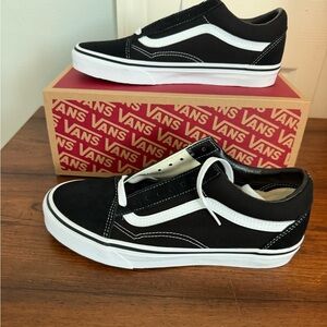Vans Old Skool Classic Black and White Low-Tops Women’s 8.5, Men’s 7